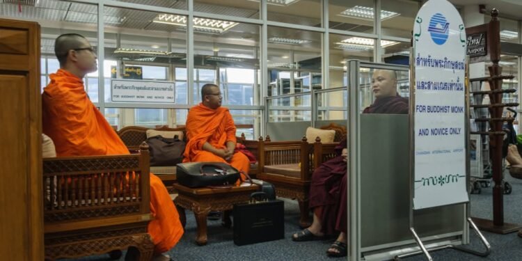 Călugări budiști cu canabis în bagaje