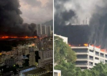 Zeci de mașini electrice au luat foc într-un garaj industrial