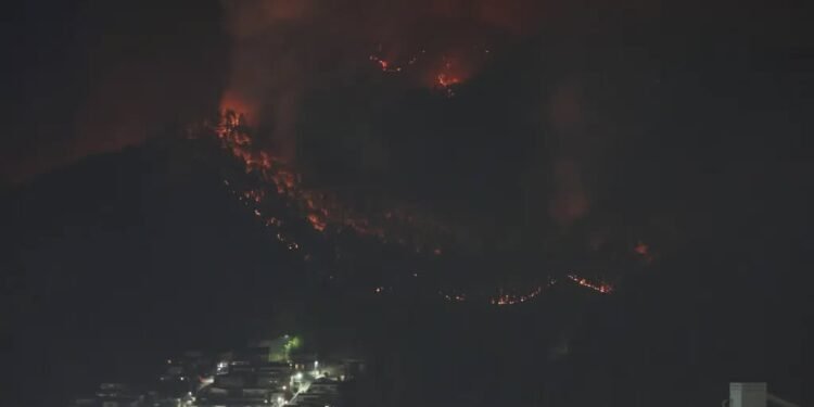 1400 de pompieri mobilizați la un incendiu în Japonia