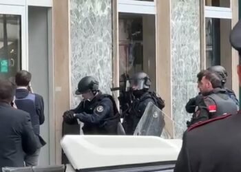 Jaf ca-n filme într-o bancă din Italia: Zeci de persoane ținute ostatice de o bandă înarmată