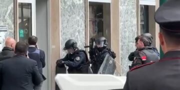 Jaf ca-n filme într-o bancă din Italia: Zeci de persoane ținute ostatice de o bandă înarmat