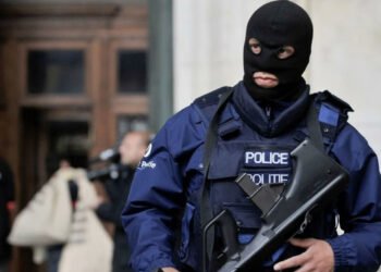 Un grup misterios apărut „peste noapte” revendică atacuri în lanț: sinagogi incendiate, atentate dejucate și tineri recrutați pe TikTok