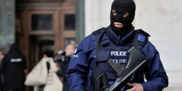 Un grup misterios apărut „peste noapte” revendică atacuri în lanț: sinagogi incendiate, atentate dejucate și tineri recrutați pe TikTok