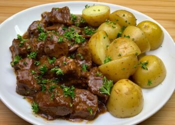 Tocană de vită cu piper (Pfefferpotthast) – rețetă tradițională germană, gustoasă și ușor de preparat