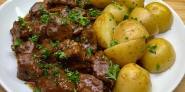 Tocană de vită cu piper (Pfefferpotthast) – rețetă tradițională germană, gustoasă și ușor de preparat