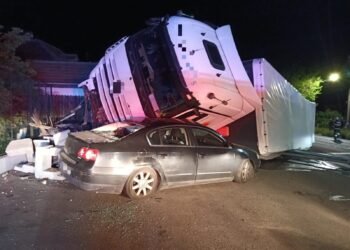 Trafic blocat pe DN66 și DN7. Două victime în stare critică după impactul cu o platformă încărcată cu lemne