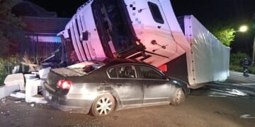 Trafic blocat pe DN66 și DN7. Două victime în stare critică după impactul cu o platformă încărcată cu lemne