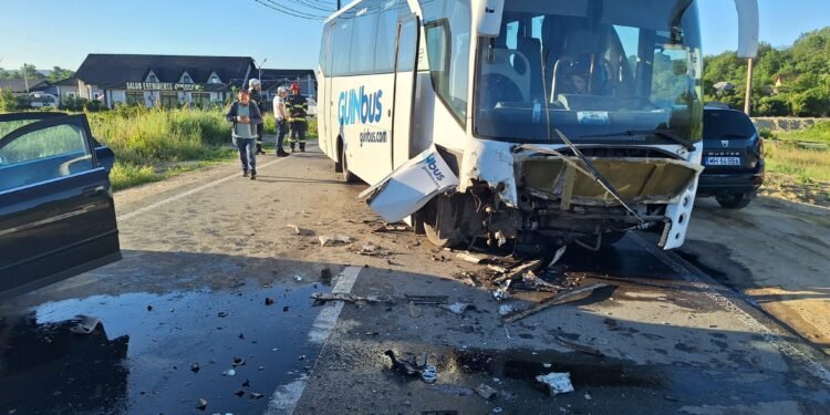 Autocar cu mineri, lovit de mașină