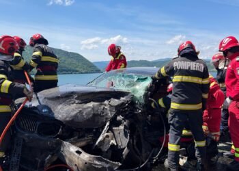 Polițist decedat în accident, pompier rănit