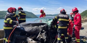 Polițist decedat în accident, pompier rănit