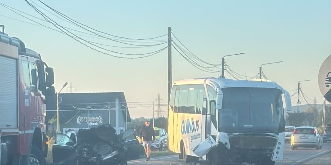 Moment de panică pe DN 67! Un Audi a intrat pe contrasens și s-a izbit de un autobuz