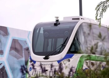 Autobuz fără șofer, avariat în ziua testării cu pasageri la bord