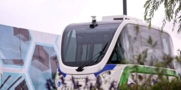 Autobuz fără șofer, avariat în ziua testării cu pasageri la bord