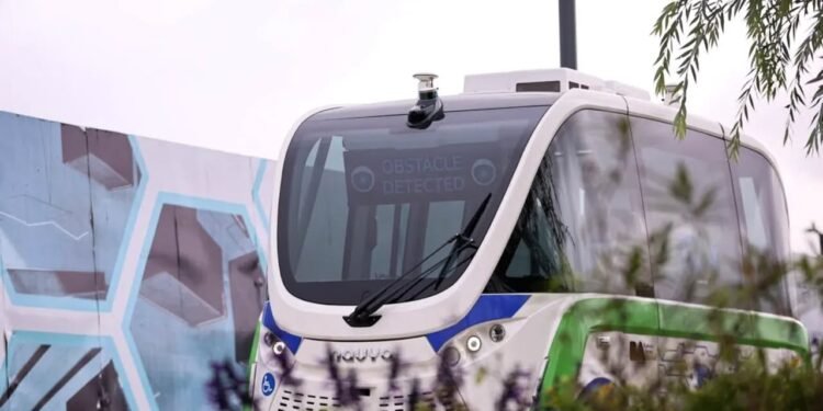 Autobuz fără șofer, avariat în ziua testării cu pasageri la bord