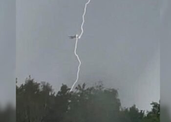 Avion lovit de fulger