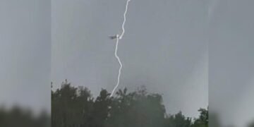 Avion lovit de fulger
