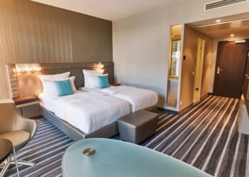 Cazat 16 luni la hotel fără să plătească