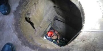 Un bărbat nevăzător a căzut într-o gură de canal neacoperită. „Îl auzeam țipând și nu puteam să-l scot”