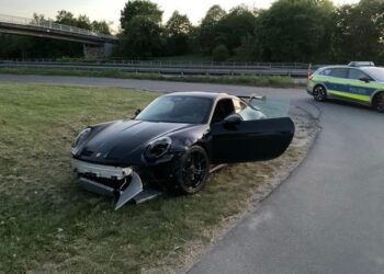 Porsche de sute de mii de euro, abandonat pe marginea drumului