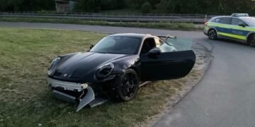 Porsche de sute de mii de euro, abandonat pe marginea drumului