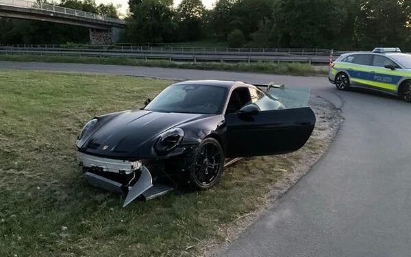 Porsche de sute de mii de euro, abandonat pe marginea drumului