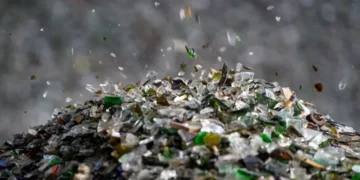 Zece mii de tone de sticlă pisată, aruncate într-o carieră minieră