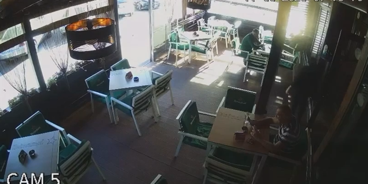 Geamurile unei pizzerii au fost făcute țăndări
