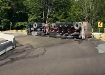 Alertă pe DN7. Sunt 31 de tone de benzină în cisterna răsturnată. Evitați zona!