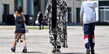 Marea Britanie a pus taxă de azil migranților