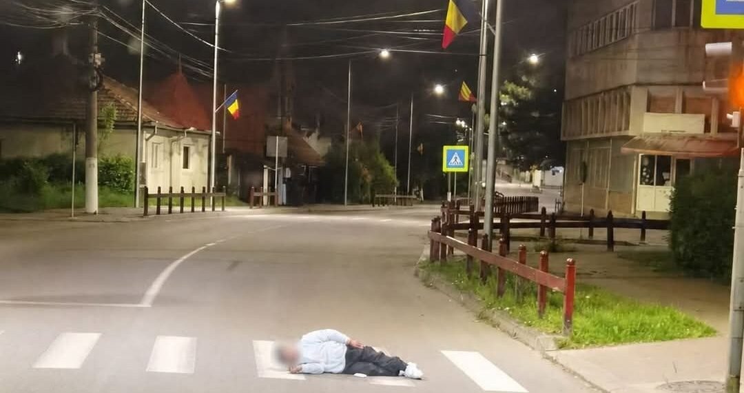 Un bărbat beat a adormit pe trecerea de pietoni