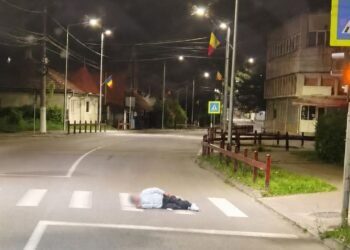 Un bărbat beat a adormit pe trecerea de pietoni