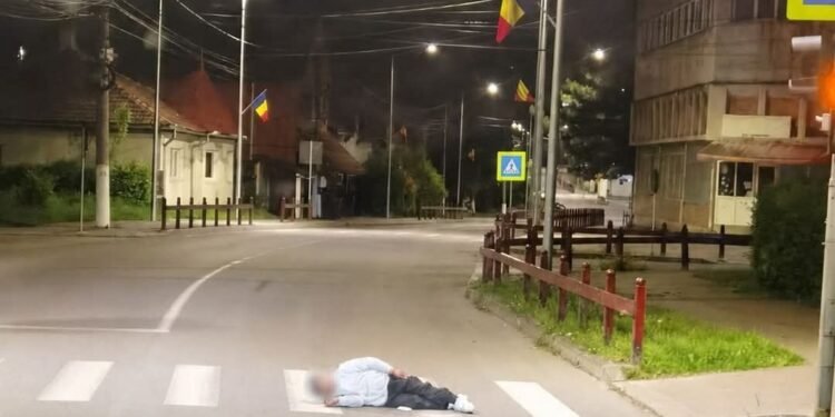 Un bărbat beat a adormit pe trecerea de pietoni