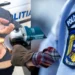 A fugit încătușat de polițiști, iar prietenii i-au tăiat cătușele cu flexul