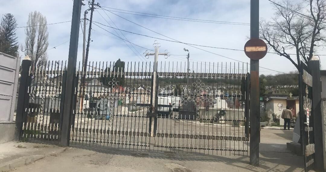 Evacuare cu scandal la cimitir, după o luptă de 16 ani