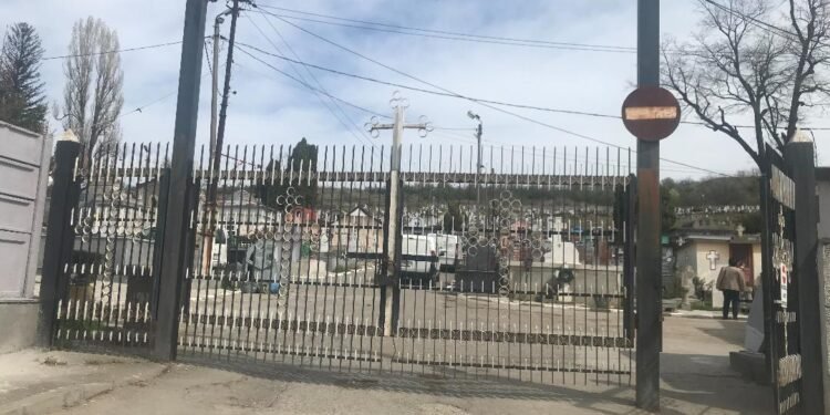 Evacuare cu scandal la cimitir, după o luptă de 16 ani