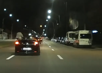 Aroganța unui șofer de decapotabilă, filmată de ceilalți șoferi