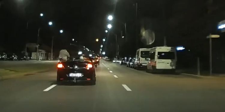 Aroganța unui șofer de decapotabilă, filmată de ceilalți șoferi