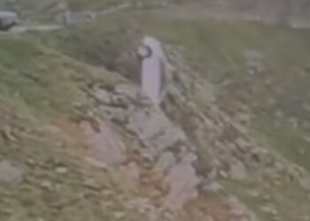 O mașină neasigurată a căzut în râpă
