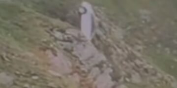 O mașină neasigurată a căzut în râpă
