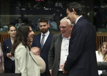 Cine este ministra care merge cu bebelușul la reuniunea UE