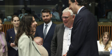 Cine este ministra care merge cu bebelușul la reuniunea UE