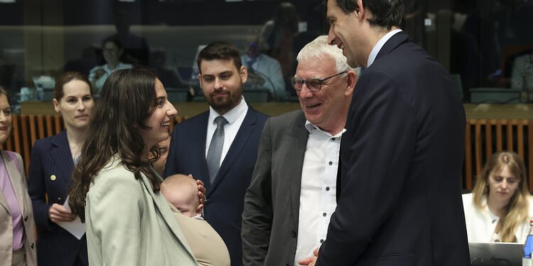 Cine este ministra care merge cu bebelușul la reuniunea UE