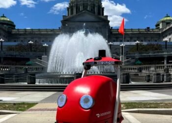 Un robot de livrări a refuzat să părăsească zona în care se desfășura o operațiune SWAT