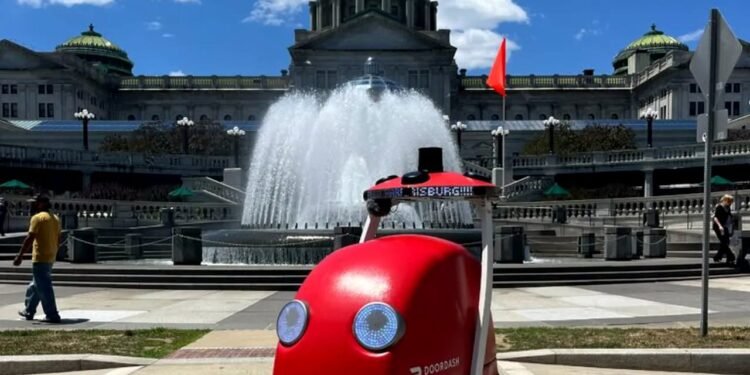 Un robot de livrări a refuzat să părăsească zona în care se desfășura o operațiune SWAT
