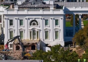 Instanţa nu poate opri construcţia sălii de bal a lui Trump