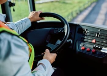 Un șofer de autobuz a fost concediat după 17 ani pentru că lăsa copiii în fața caselor lor