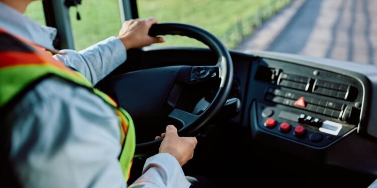 Un șofer de autobuz a fost concediat după 17 ani pentru că lăsa copiii în fața caselor lor