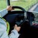 Un șofer de autobuz a fost concediat după 17 ani pentru că lăsa copiii în fața caselor lor