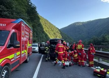 Resuscitat! Bolovan căzut pe mașină