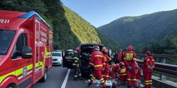 Resuscitat! Bolovan căzut pe mașină